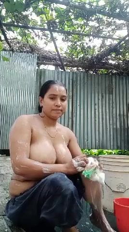 Village Big Boob Sexy Bhabi Bathing