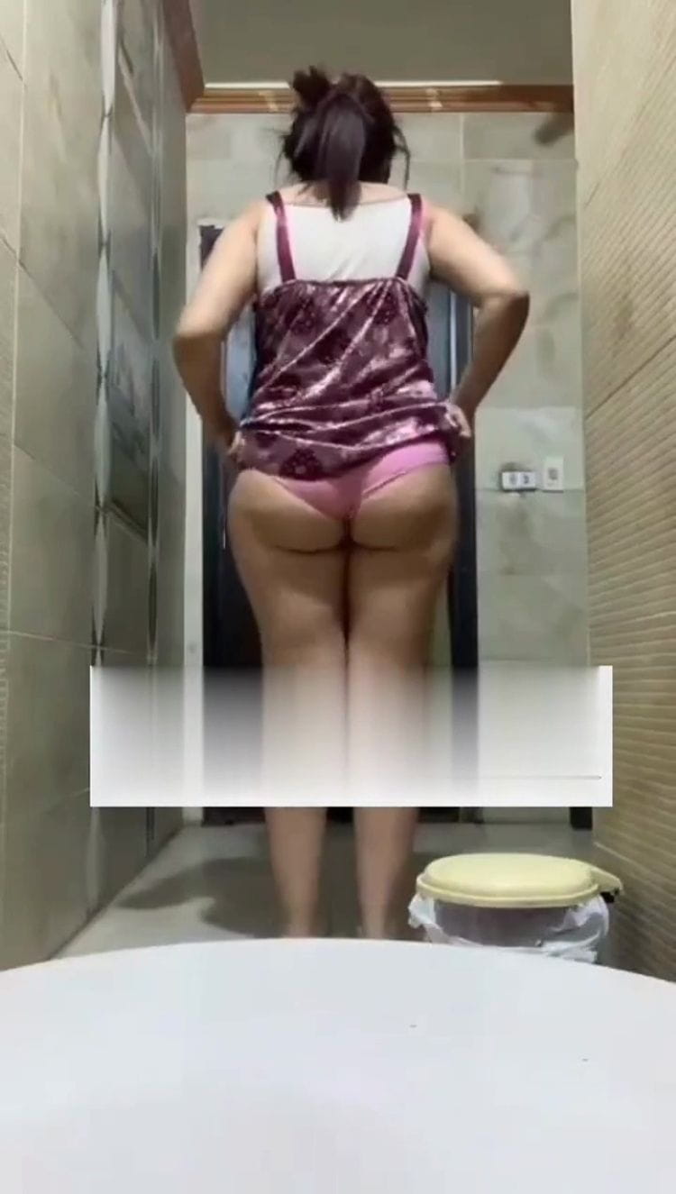 Shy Girlfriend ne dikhayi apni moti badi gand - Additional Image