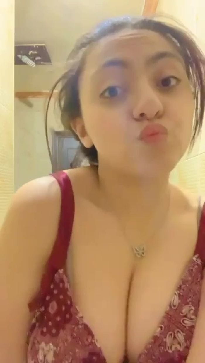 Shy Girlfriend ne dikhayi apni moti badi gand - Additional Image