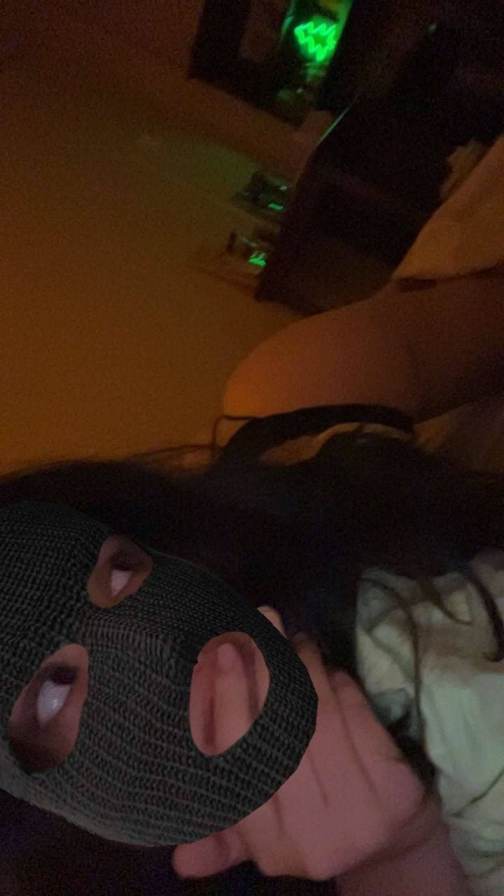 Gf ne bf ko tease krtey hue dikhayi apni moti gand - Additional Image