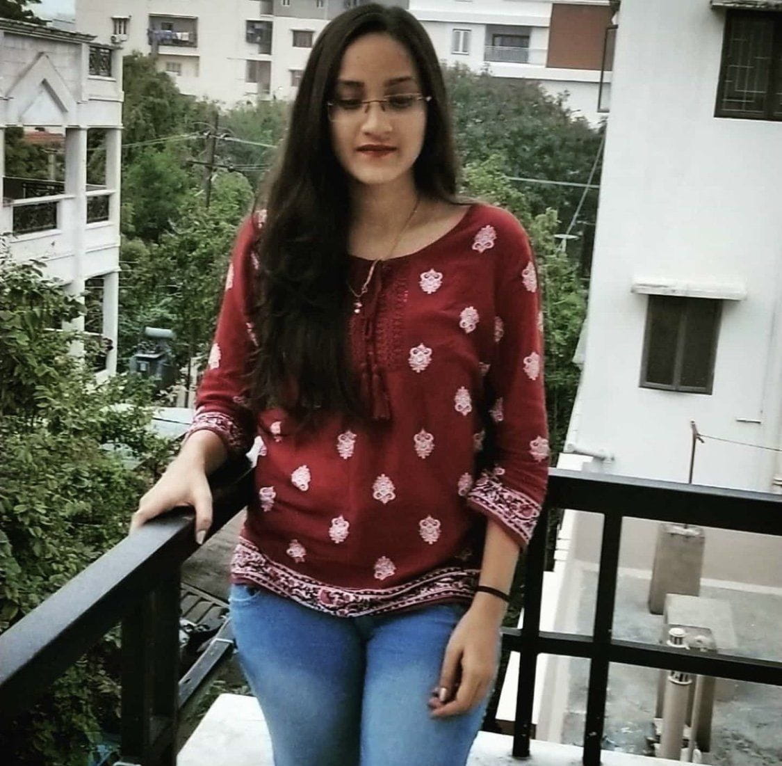 Carvy Ass Wali Ladki Ne Dikhayi Apni Chut Legs Ko Spread Krke - Additional Image