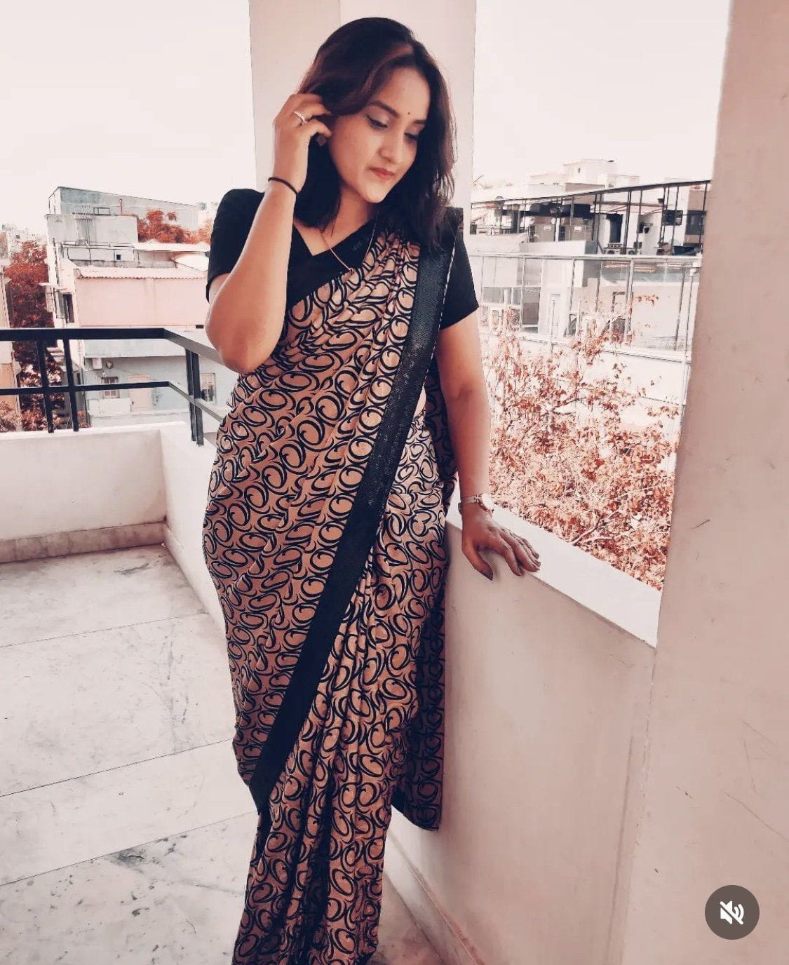 Carvy Ass Wali Ladki Ne Dikhayi Apni Chut Legs Ko Spread Krke - Additional Image