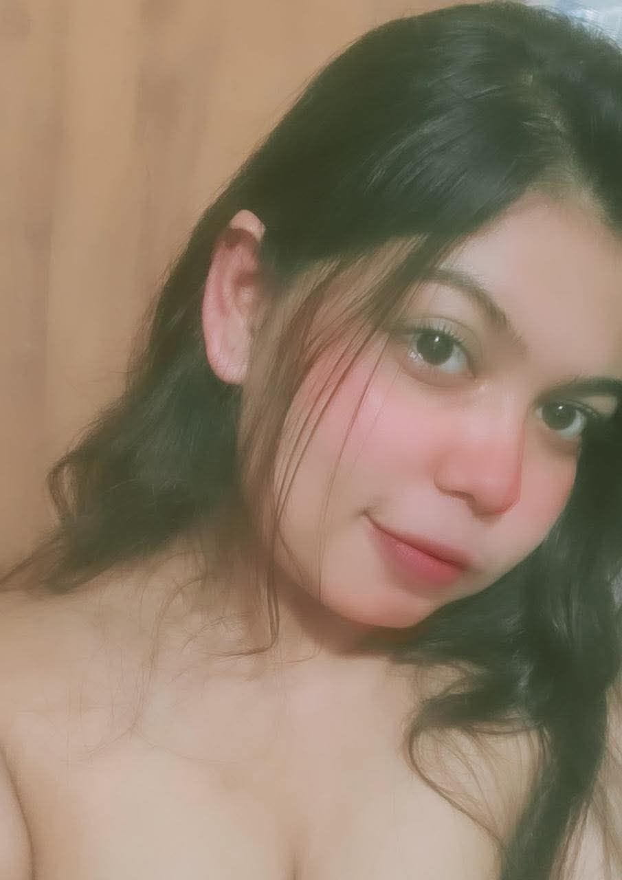 chubby gf ne dikhayi apni shaved pussy 🤤