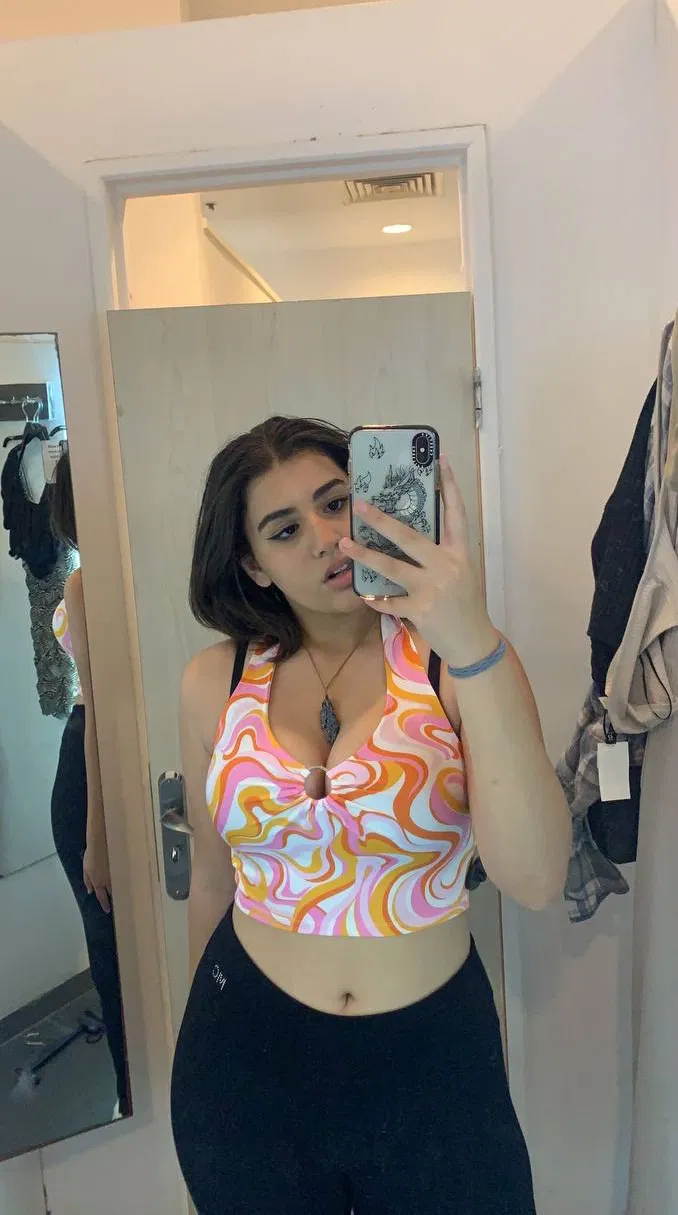 Horny girl ne kiya khudko khush comb se fingering krke